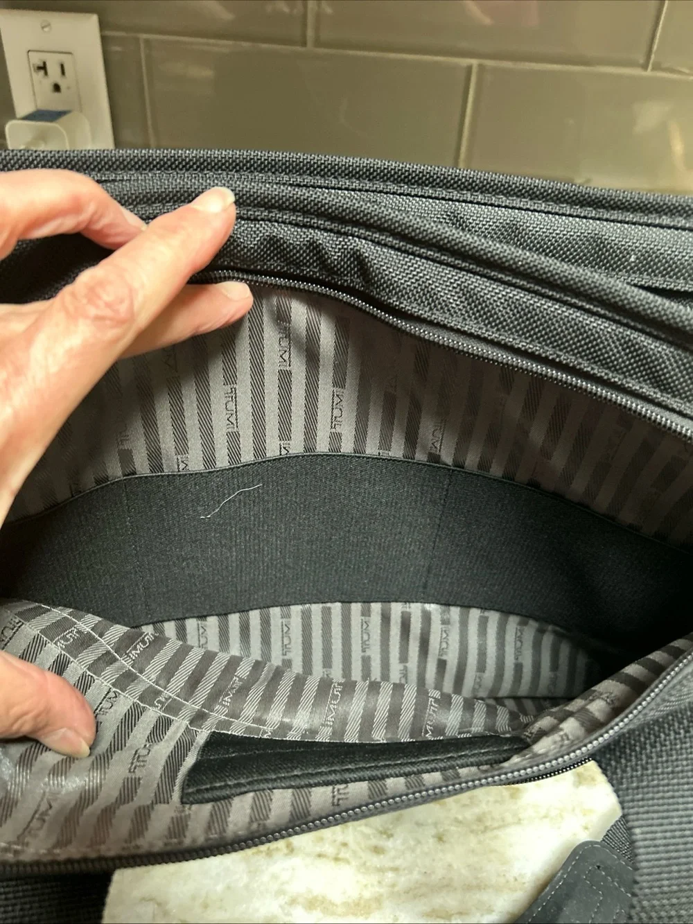 TUMI Laptop Briefcase 16”Slim Black Ballistic Nylon Messenger Bag PaddedPockets.
